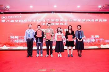 一群人站在一起合影中度可信度描述已自动生成